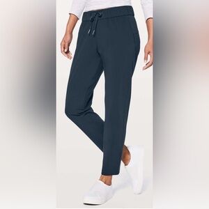 LuLuLemon Women’s Stretch Pant Navy On The Fly Capri. Sz 6 Comfort Cropped